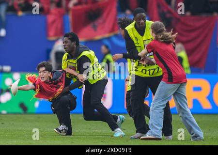 Hamburg, Germany. 19th June, 2024. Soccer: European Championship, Croatia - Albania, preliminary round, group B, match day 2, Volksparkstadion Hamburg, Two speedsters on the pitch. Credit: Marcus Brandt/dpa/Alamy Live News Stock Photo