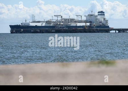 Streit um LNG-Terminal. Blick auf die Höegh Esperanza am 19. Juni 2024 Die Küstengemeinde Wangerland, dass das LNG-Terminal Höegh Esperanza weiter Chlorwasser in die Nordsee ablässt. Mit dem Chlor werden Rohre gereinigt. Wilhelmshaven Niedersachsen Deutschland *** Dispute over LNG terminal View of the Höegh Esperanza on June 19, 2024 The coastal community of Wangerland that the Höegh Esperanza LNG terminal continues to discharge chlorinated water into the North Sea The chlorine is used to clean pipes Wilhelmshaven Lower Saxony Germany Copyright: xdiebildwerftx Stock Photo