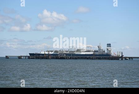 Streit um LNG-Terminal. Blick auf die Höegh Esperanza am 19. Juni 2024 Die Küstengemeinde Wangerland, dass das LNG-Terminal Höegh Esperanza weiter Chlorwasser in die Nordsee ablässt. Mit dem Chlor werden Rohre gereinigt. Wilhelmshaven Niedersachsen Deutschland *** Dispute over LNG terminal View of the Höegh Esperanza on June 19, 2024 The coastal community of Wangerland that the Höegh Esperanza LNG terminal continues to discharge chlorinated water into the North Sea The chlorine is used to clean pipes Wilhelmshaven Lower Saxony Germany Copyright: xdiebildwerftx Stock Photo