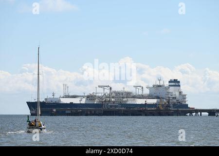 Streit um LNG-Terminal. Blick auf die Höegh Esperanza am 19. Juni 2024 Die Küstengemeinde Wangerland, dass das LNG-Terminal Höegh Esperanza weiter Chlorwasser in die Nordsee ablässt. Mit dem Chlor werden Rohre gereinigt. Wilhelmshaven Niedersachsen Deutschland *** Dispute over LNG terminal View of the Höegh Esperanza on June 19, 2024 The coastal community of Wangerland that the Höegh Esperanza LNG terminal continues to discharge chlorinated water into the North Sea The chlorine is used to clean pipes Wilhelmshaven Lower Saxony Germany Copyright: xdiebildwerftx Stock Photo