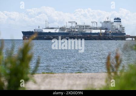 Streit um LNG-Terminal. Blick auf die Höegh Esperanza am 19. Juni 2024 Die Küstengemeinde Wangerland, dass das LNG-Terminal Höegh Esperanza weiter Chlorwasser in die Nordsee ablässt. Mit dem Chlor werden Rohre gereinigt. Wilhelmshaven Niedersachsen Deutschland *** Dispute over LNG terminal View of the Höegh Esperanza on June 19, 2024 The coastal community of Wangerland that the Höegh Esperanza LNG terminal continues to discharge chlorinated water into the North Sea The chlorine is used to clean pipes Wilhelmshaven Lower Saxony Germany Copyright: xdiebildwerftx Stock Photo