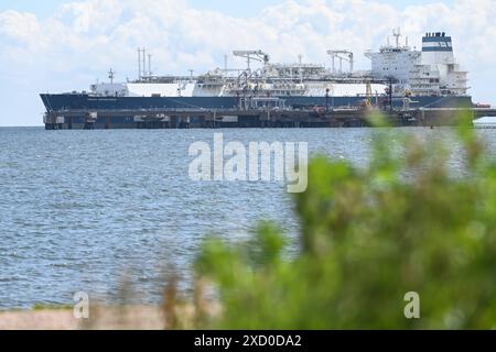 Streit um LNG-Terminal. Blick auf die Höegh Esperanza am 19. Juni 2024 Die Küstengemeinde Wangerland, dass das LNG-Terminal Höegh Esperanza weiter Chlorwasser in die Nordsee ablässt. Mit dem Chlor werden Rohre gereinigt. Wilhelmshaven Niedersachsen Deutschland *** Dispute over LNG terminal View of the Höegh Esperanza on June 19, 2024 The coastal community of Wangerland that the Höegh Esperanza LNG terminal continues to discharge chlorinated water into the North Sea The chlorine is used to clean pipes Wilhelmshaven Lower Saxony Germany Copyright: xdiebildwerftx Stock Photo