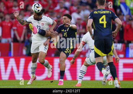 Cologne, Germany. 19th June, 2024. COLOGNE, GERMANY - JUNE 19: Che Adams of Scotland battles for the ball with Ricardo Ivan Rodriguez Araya of Switzerland during the Group A - UEFA EURO 2024 match between Scotland and Switzerland at Cologne Stadium on June 19, 2024 in Cologne, Germany. (Photo by Joris Verwijst/BSR Agency) Credit: BSR Agency/Alamy Live News Credit: BSR Agency/Alamy Live News Stock Photo