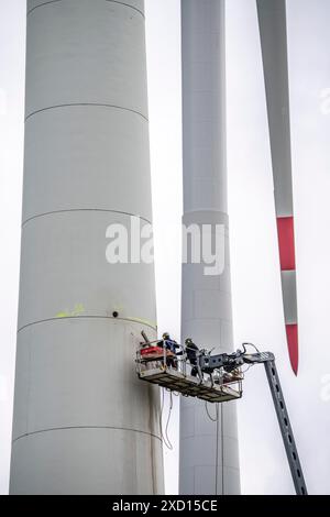 Preparation for the demolition of the tower of a 20 year old wind ...