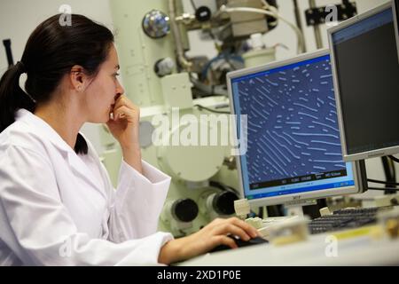 Electron microscope  JSM 7000F  Thermal-FEG SEM  Micro structural analysis by electron microscopy appearance and distribution of cementite in medium c Stock Photo