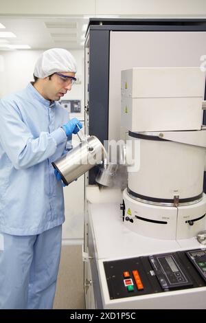 Pouring liquid nitrogen to improve the vacuum in the chamber to deposit thin films  Vacuum Coating Systems  Cleanroom  Microelectronics and Microsyste Stock Photo