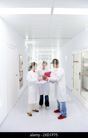 Teacher and students in hallway  BioMEMS laboratory  Research of surface chemistry and biological interactions for BioMEMS bio functionalization  Micr Stock Photo