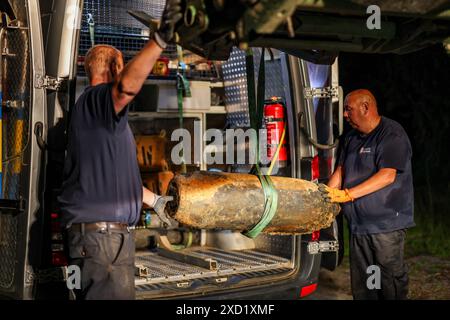 Cologne, Germany. 20th June, 2024. The defused bomb is transported ...