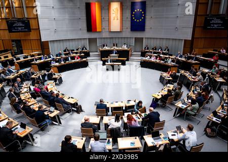 Berlin, Germany. 20th June, 2024. Members of parliament take part in the current hour of the plenary session in the Berlin House of Representatives. Credit: Fabian Sommer/dpa/Alamy Live News Stock Photo