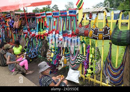 PAPUA NEW GUINEA, province Eastern Highlands, town Goroka, bilum bag sale on the road / PAPUA NEUGUINEA, Provinz Eastern Highlands, Goroka, Bilum Taschen Verkauf auf der Strasse Stock Photo