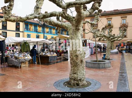 Shoppers around market stalls Plaza de Daoiz y Velarde in the historic city centre on a wet January day Mercado del Fontán Oviedo Asturias Spain Stock Photo