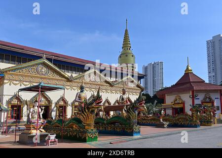 Ornate mythical naga serpents & Yaksha deities guarding entrance of main prayer hall of Wat Chayamangkalaram, oldest Siamese Buddhist temple in Penang Stock Photo