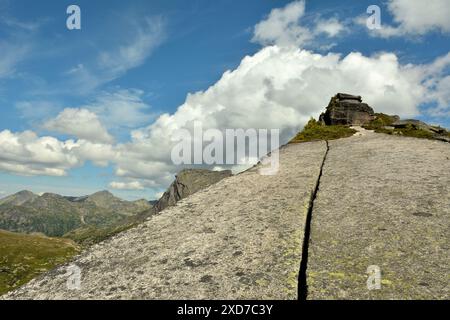 A straight fissure running along the edge of a huge granite slab to the top of a high mountain. Natural park Ergaki, Krasnoyarsk region, Siberia, Russ Stock Photo