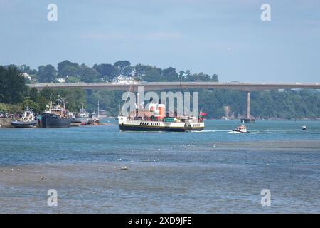 Waverley's Grand Return to Bideford. Crowds watch the return of the Waverley to the River Torridge and Bideford today for first time in 40 years Stock Photo