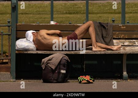 City of Brighton & Hove, East Sussex, UK. Sun seeker goes down to the Hove promenade at Brighton and Hove on the first day of summer 2024. 21st June 2024. David Smith/Alamy Stock Photo