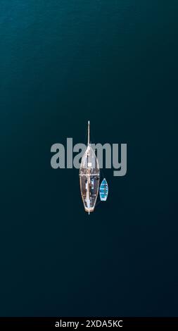 sailing a yacht in the open ocean Stock Photo - Alamy