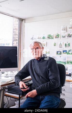 Portrait of artist David Gentleman at home in Camden, London, UK Stock Photo