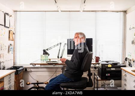 Artist David Gentleman in his studio, Camden, London, UK Stock Photo