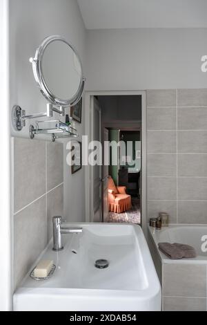 Modern en suite in renovated stone-built hotel particulier dating from 1770 in Saulieu, Burgundy, France. Stock Photo