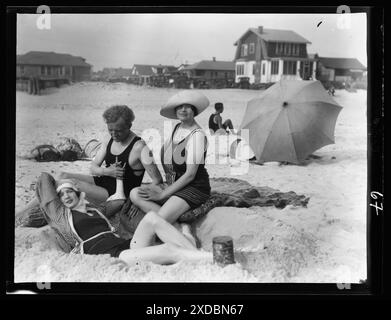 Arnold Genthe with two women friends in Long Beach, New York. Genthe photograph collection. Stock Photo