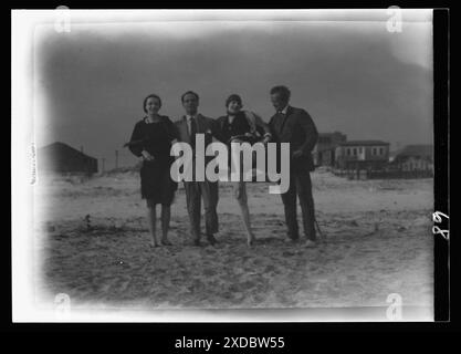 Arnold Genthe and friends in Long Beach, New York. Genthe photograph collection. Stock Photo