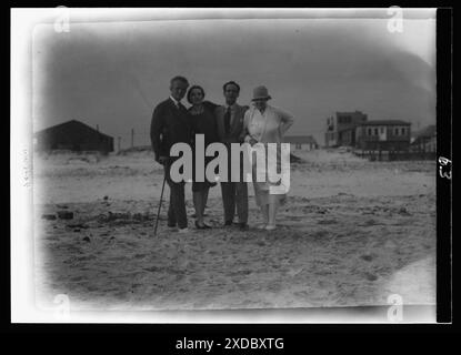 Arnold Genthe with friends in Long Beach, New York. Genthe photograph collection. Stock Photo