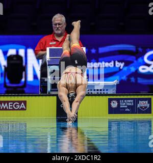 Indianapolis, Indiana, USA. 21st June, 2024. KATIE LEDECKY (Gator Swim Club) starts her preliminary heat of the women's 800 meter freestyle at the USA Swimming Olympic Team Trials at Lucas Oil Stadium. (Credit Image: © Scott Rausenberger/ZUMA Press Wire) EDITORIAL USAGE ONLY! Not for Commercial USAGE! Stock Photo