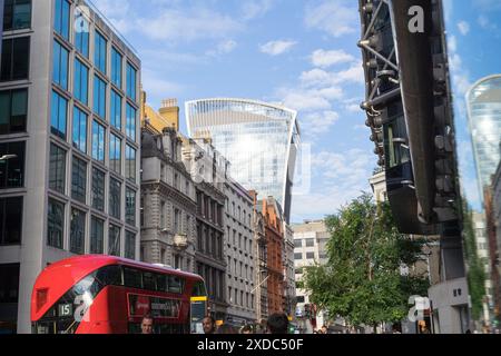 London, UK, 121st June 2024. UK Weather: City workers at the financial district enjoy the warm weather in the summer afternoon, starting their mini-heatwave weekend, London England.  Credit: Xiu Bao/Alamy Live News Stock Photo