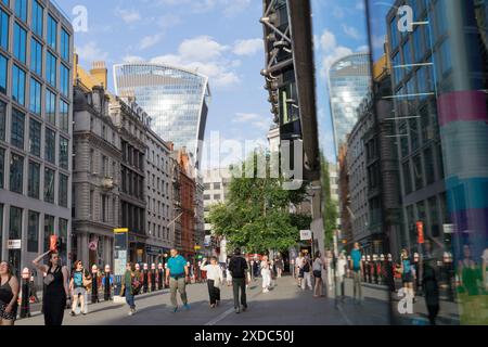 London, UK, 121st June 2024. UK Weather: City workers at the financial district enjoy the warm weather in the summer afternoon, starting their mini-heatwave weekend, London England.  Credit: Xiu Bao/Alamy Live News Stock Photo