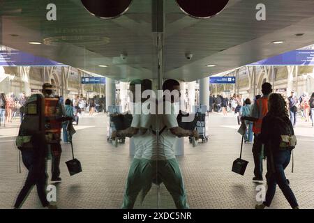 London, UK, 121st June 2024. UK Weather: City workers at the financial district enjoy the warm weather in the summer afternoon, starting their mini-heatwave weekend, London England.  Credit: Xiu Bao/Alamy Live News Stock Photo