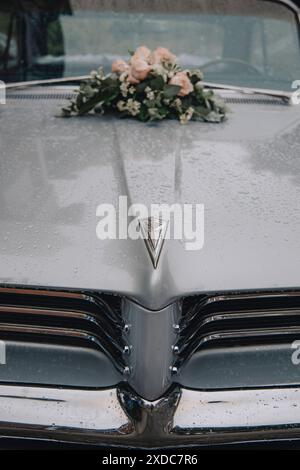 Hochzeitsstrauß auf dem Pontiac 2024-06-20 Niedersachsen, Rotenburg Wümme, Hochzeitsstrauße auf einer Kühlerhaube vom Pontiac Auto Rotenburg Wümme Niedersachsen Germany *** Wedding bouquet on the Pontiac 2024 06 20 Lower Saxony, Rotenburg Wümme, Wedding bouquet on the hood of a Pontiac car Rotenburg Wümme Lower Saxony Germany Stock Photo