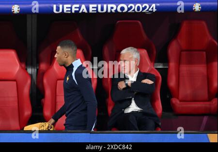 Leipzig, Germany. 21st June, 2024. Soccer: European Championship, UEFA Euro 2024, Netherlands - France, preliminary round, Group D, matchday 2, Leipzig Stadion, France's Kylian Mbappe (l) walks past France coach Didier Deschamps to his place on the substitutes' bench after half-time. Credit: Robert Michael/dpa/Alamy Live News Stock Photo