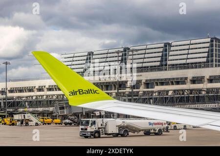 An Bord eines Flugzeugs vom Typ Airbus A220-300 der Fluggesellschaft Air Baltic. Flughafen Stuttgart. // 11.06.2024: Stuttgart, Baden-Württemberg, Deutschland *** On board an Airbus A220 300 aircraft of the airline Air Baltic Stuttgart Airport 11 06 2024 Stuttgart, Baden Württemberg, Germany Stock Photo