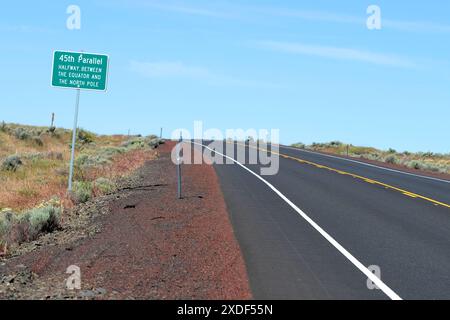 Sign marking the 45th Parallel north, Halfway between the Equator and the North Pole, on Oregon's Highway 97, near the town of Shaniko, Wasco County. Stock Photo