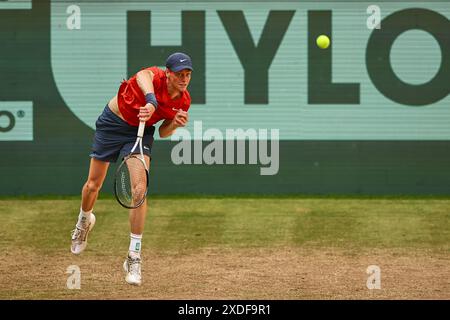 Halle Westf, Westfalen, Germany. 22nd June, 2024. JANNIK SINNER (ITA) serves during the 31st Terra Wortmann Open, ATP500 Mens Tennis tournament. (Credit Image: © Mathias Schulz/ZUMA Press Wire) EDITORIAL USAGE ONLY! Not for Commercial USAGE! Stock Photo