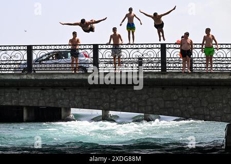 Struga, North Macedonia. 22nd June, 2024. People dive into the Crni