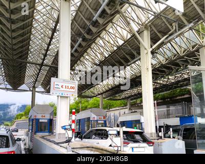 Brenner Pass, Austria - June 23, 2024: Traffic jam at the toll station on the Brenner highway in Austria towards Italy. Highway toll 11 Euro from Asfinag *** Stau an der Mautstation bzw. Mautstelle auf der Brennerautobahn in Österreich Richtung Italien. Autobahngebühr 11 Euro von Asfinag Stock Photo