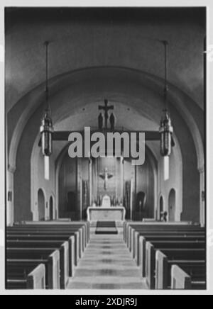 Cardinal Hayes Memorial High School, Bronx, New York. Vertical, chapel, to chancel. Gottscho-Schleisner Collection Stock Photo