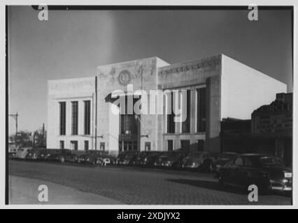 Dollar Savings Bank, Parkchester Branch, Bronx, New York. Exterior from right. Gottscho-Schleisner Collection Stock Photo