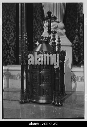 St. Patrick's Cathedral, Lady Chapel. Detail of tabernacle. Gottscho-Schleisner Collection Stock Photo