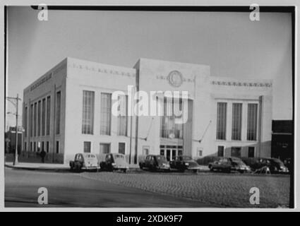 Dollar Savings Bank, Parkchester Branch, Bronx, New York. Exterior from left. Gottscho-Schleisner Collection Stock Photo