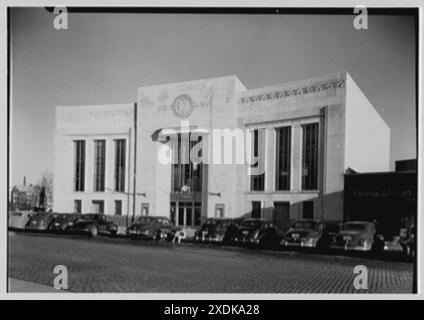 Dollar Savings Bank, Parkchester Branch, Bronx, New York. Exterior from center. Gottscho-Schleisner Collection Stock Photo