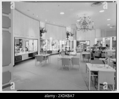 Lord & Taylor, business in Bala-Cynwyd, Pennsylvania. Millinery. Gottscho-Schleisner Collection Stock Photo