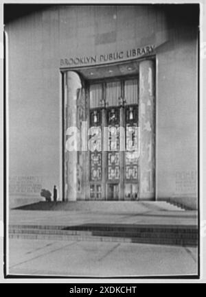 Brooklyn Public Library (Ingersoll Memorial), Prospect Park Plaza, New York. Entrance detail. Gottscho-Schleisner Collection Stock Photo