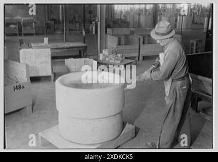 Corning Glass Works, Parkersburg, West Virginia. Pot breakdown. Gottscho-Schleisner Collection Stock Photo