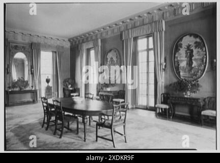 Walter Farwell, residence on Yellow Cote Rd., Oyster Bay, Long Island. Dining room. Gottscho-Schleisner Collection Stock Photo