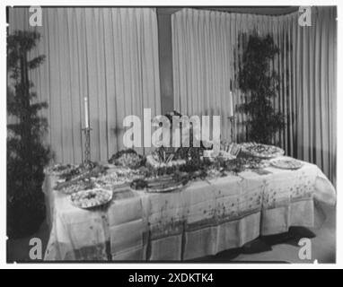 Patricia Murphy, business in Manhasset, Long Island. Party table I. Gottscho-Schleisner Collection Stock Photo