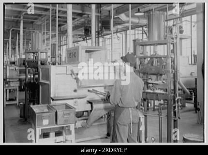 Corning Glass Works, Parkersburg, West Virginia. Molding glass. Gottscho-Schleisner Collection Stock Photo