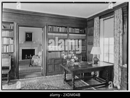 Mrs. Schoolfield Grace, residence on Overlook Rd., Locust Valley, Long Island. Library, to living room. Gottscho-Schleisner Collection Stock Photo