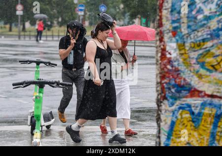 Tourists try to protect themselves from the rain, Berlin, 22.06.2024, Berlin, Berlin, Germany Stock Photo